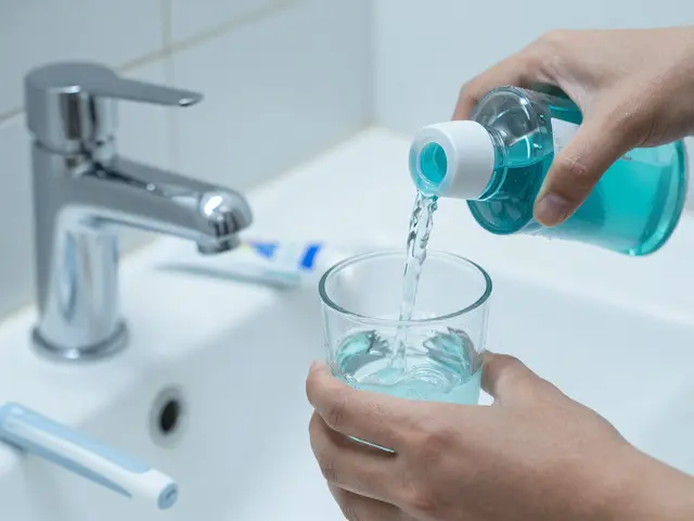 Proč nepoužívat ústní vodu? Rizika, mýty a lepší alternativy